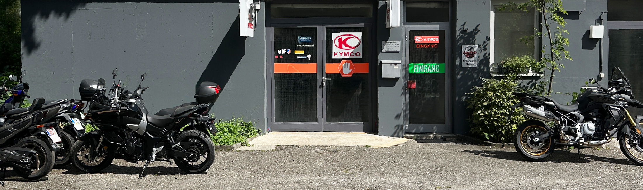 Der Eingang zum Gebäudenfassade der Firma Zweiradwelt Ravensburg