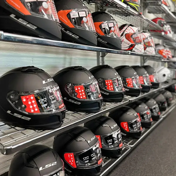 Diverse Motorradbekleidung im Regal