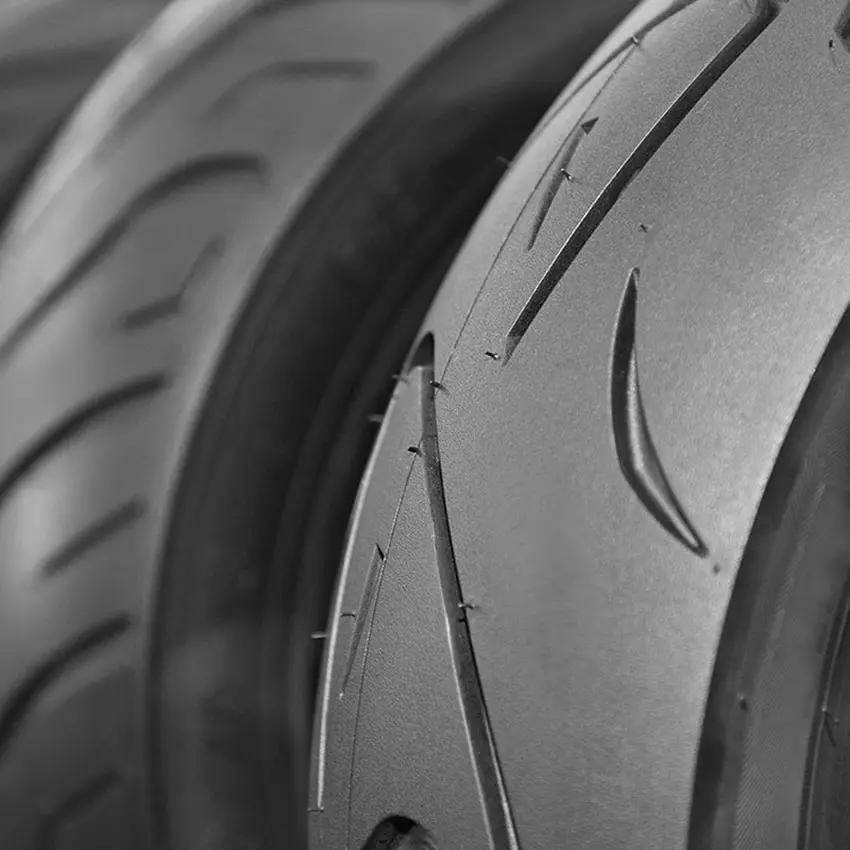 Reifenverkauf - Reifenausschnitt eines Motorrads