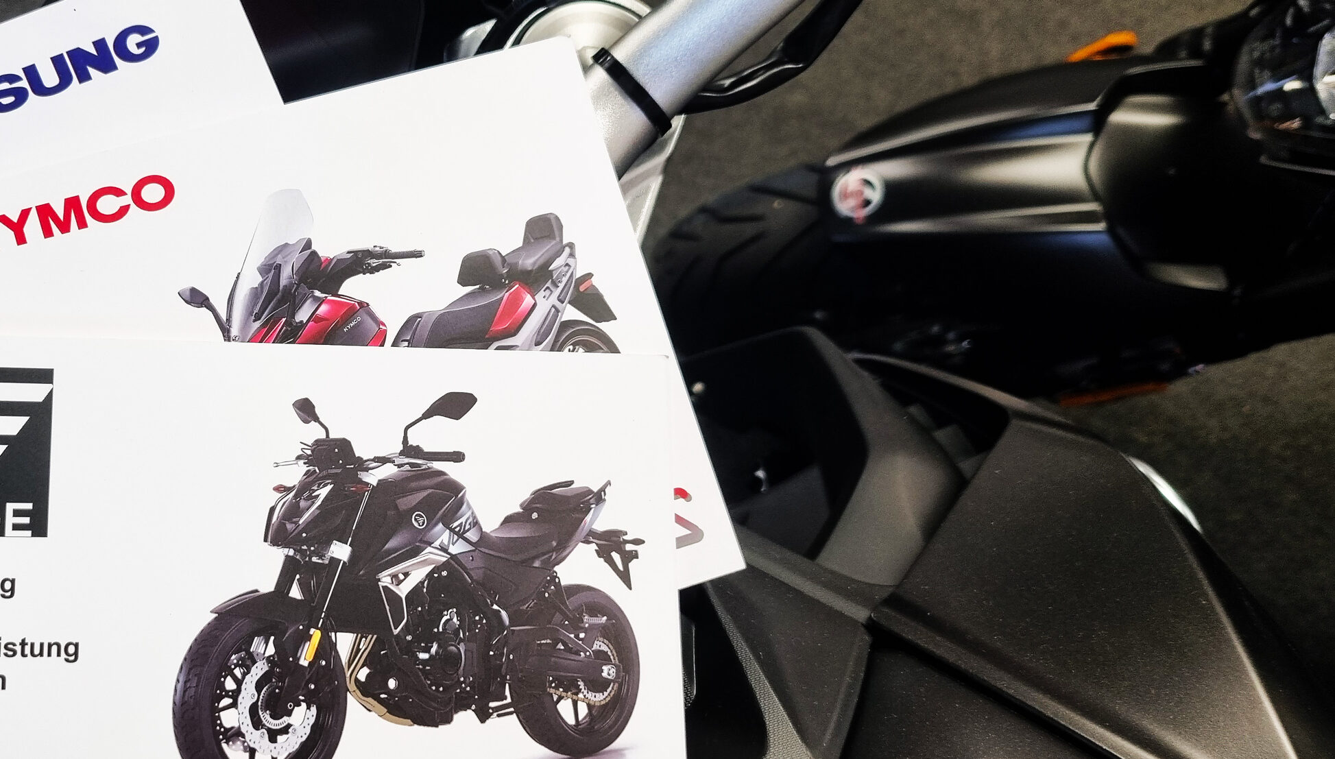 Wartungshefte auf einem Motorrad liegend